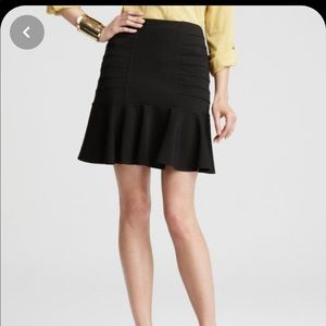 💐 Ann Taylor Black ponte ruffle skirt